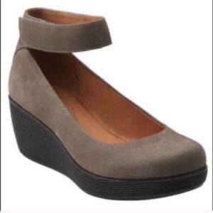 Clarks Claribel Fame Brown Suede Ankle Strap Wedge Shoes Sz 6 WIDE WIDTH